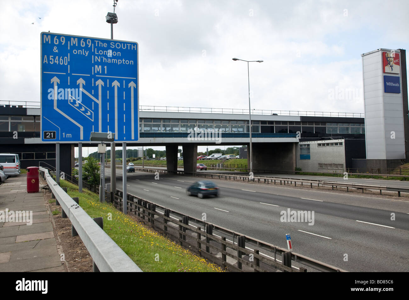 M1 Motorway service at Leicester Forest East and roadsign Stock Photo