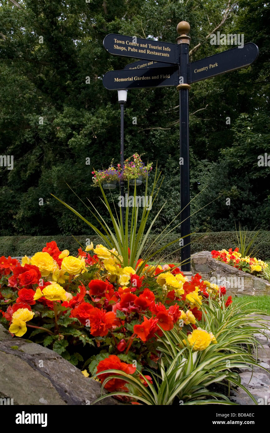 Town country signpost england hi-res stock photography and images - Alamy