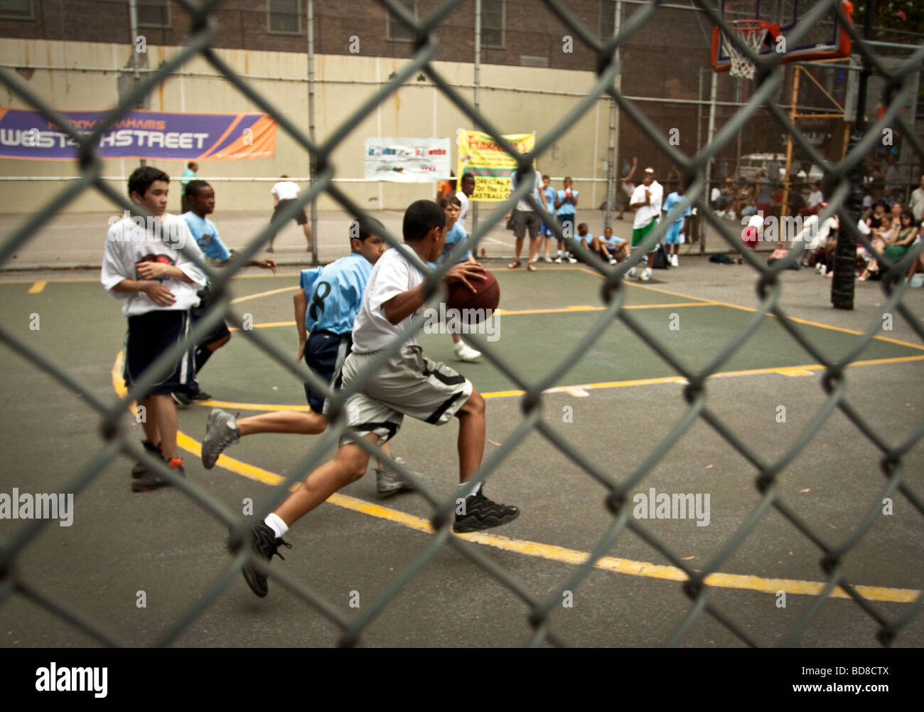 Campo De Basquete Perto De Um Playground Brooklyn Ny Usa Foto Editorial -  Imagem de blecaute, cidade: 251140546