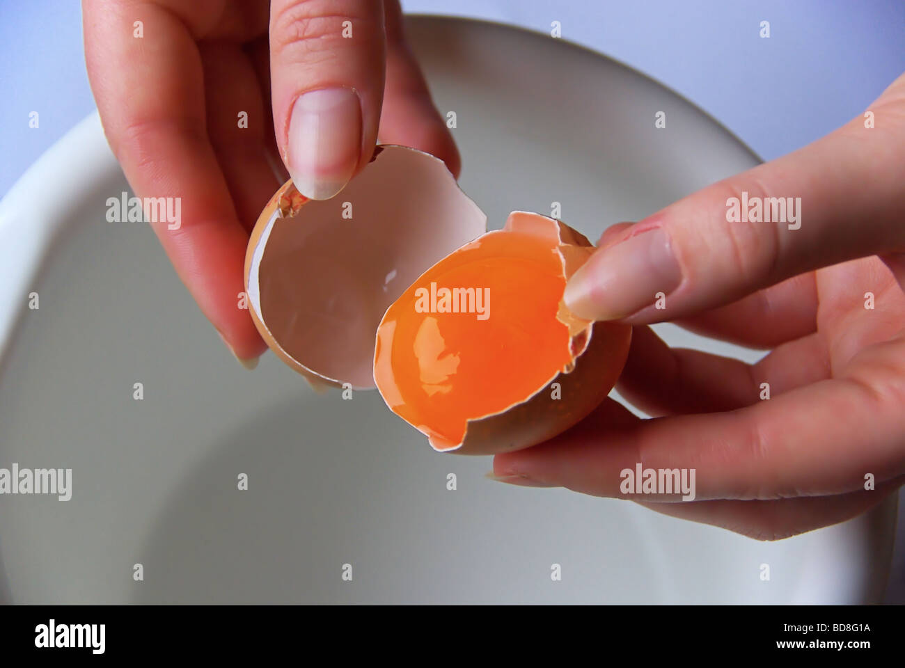 Ei aufschlagen crack an egg 01 Stock Photo