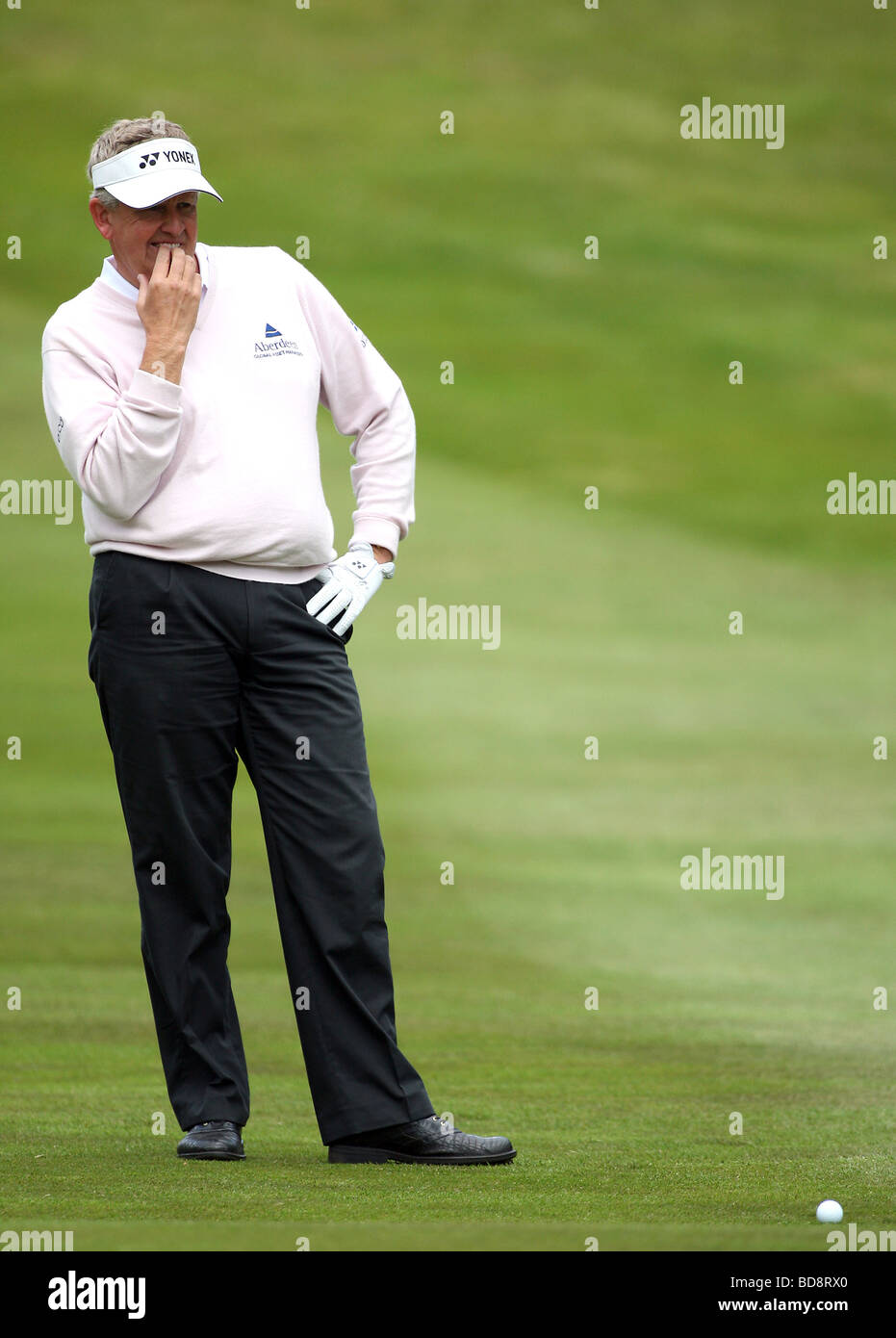 COLIN MONTGOMERIE PONDERS OVER BMW PGA CHAMPIONSHIP 2009 WENTWORTH CLUB SURREY ENGLAND 22 May 2009 Stock Photo