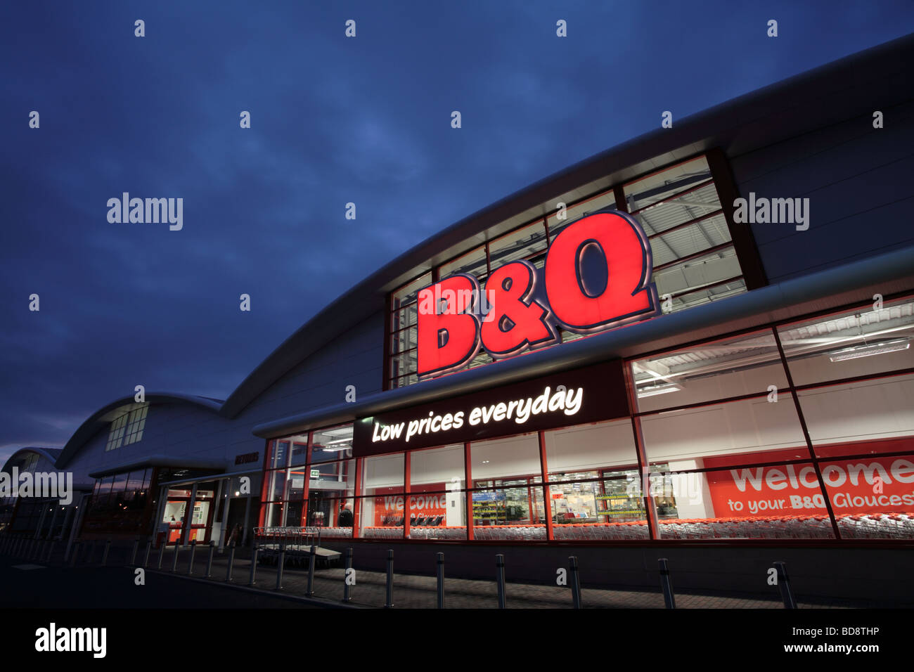 Diy store at night hires stock photography and images Alamy