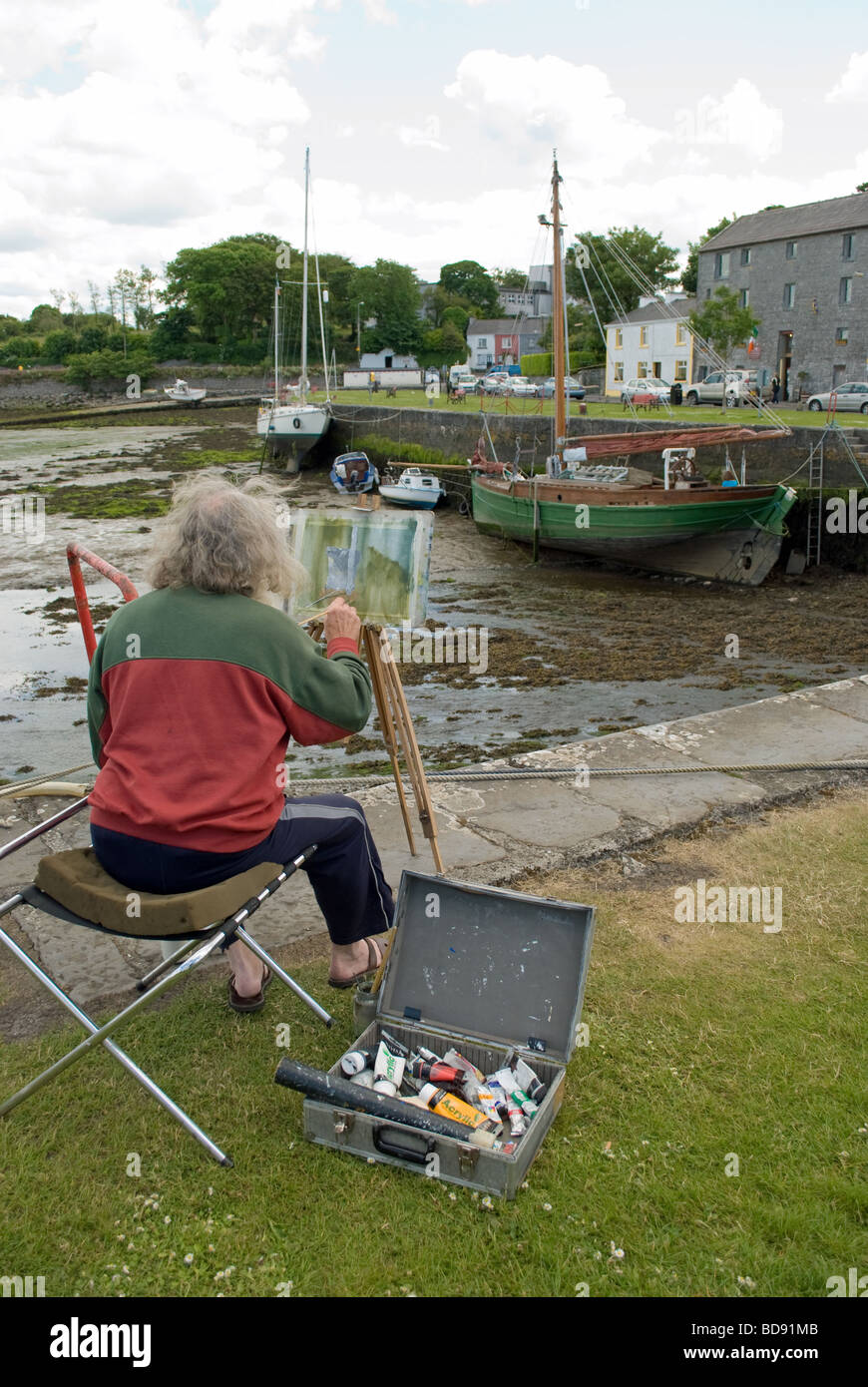 Unknown artist painting picture in Kinvara village harbour, County Galway, Ireland Stock Photo