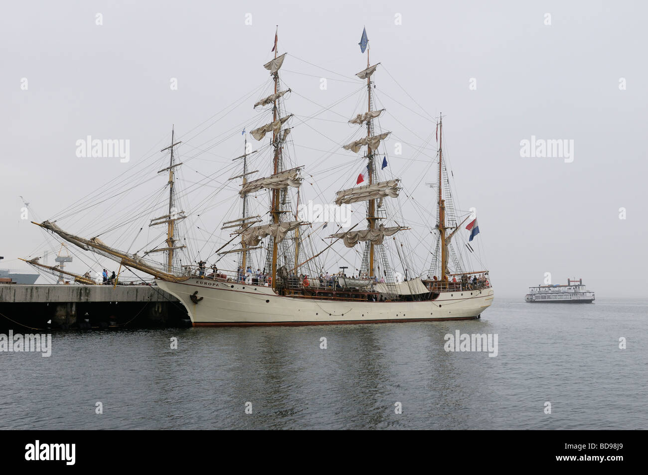 Tall ships hi-res stock photography and images - Alamy