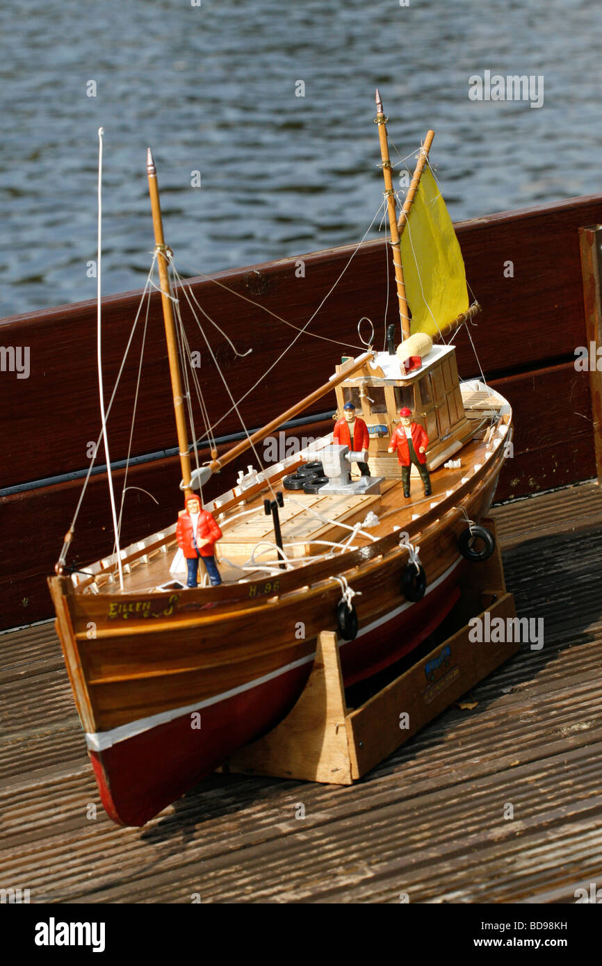 Radio controlled boat hires stock photography and images Alamy
