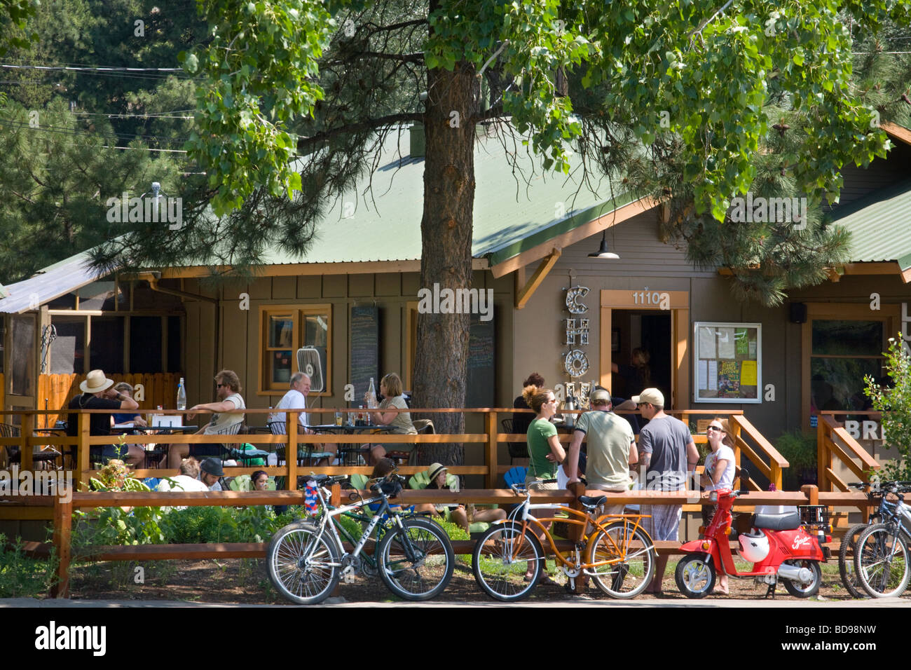 Coffee shop in Bend, Oregon crowded on a Sunday morning Stock Photo Alamy