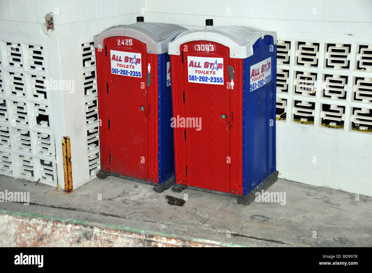 Outdoor urinal hi-res stock photography and images - Alamy