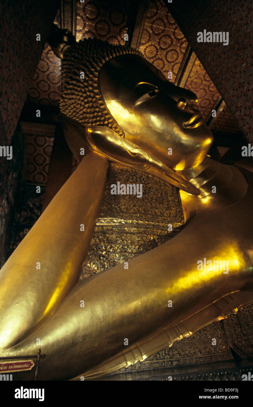 The massive reclining gold Buddha in Wat Pho in Bangkok Stock Photo - Alamy