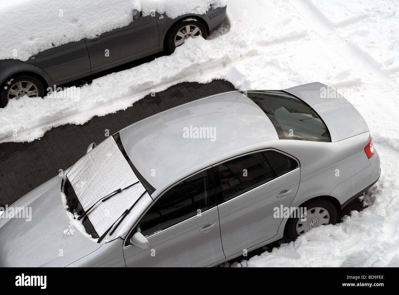 Cars parked in snow Stock Photo - Alamy