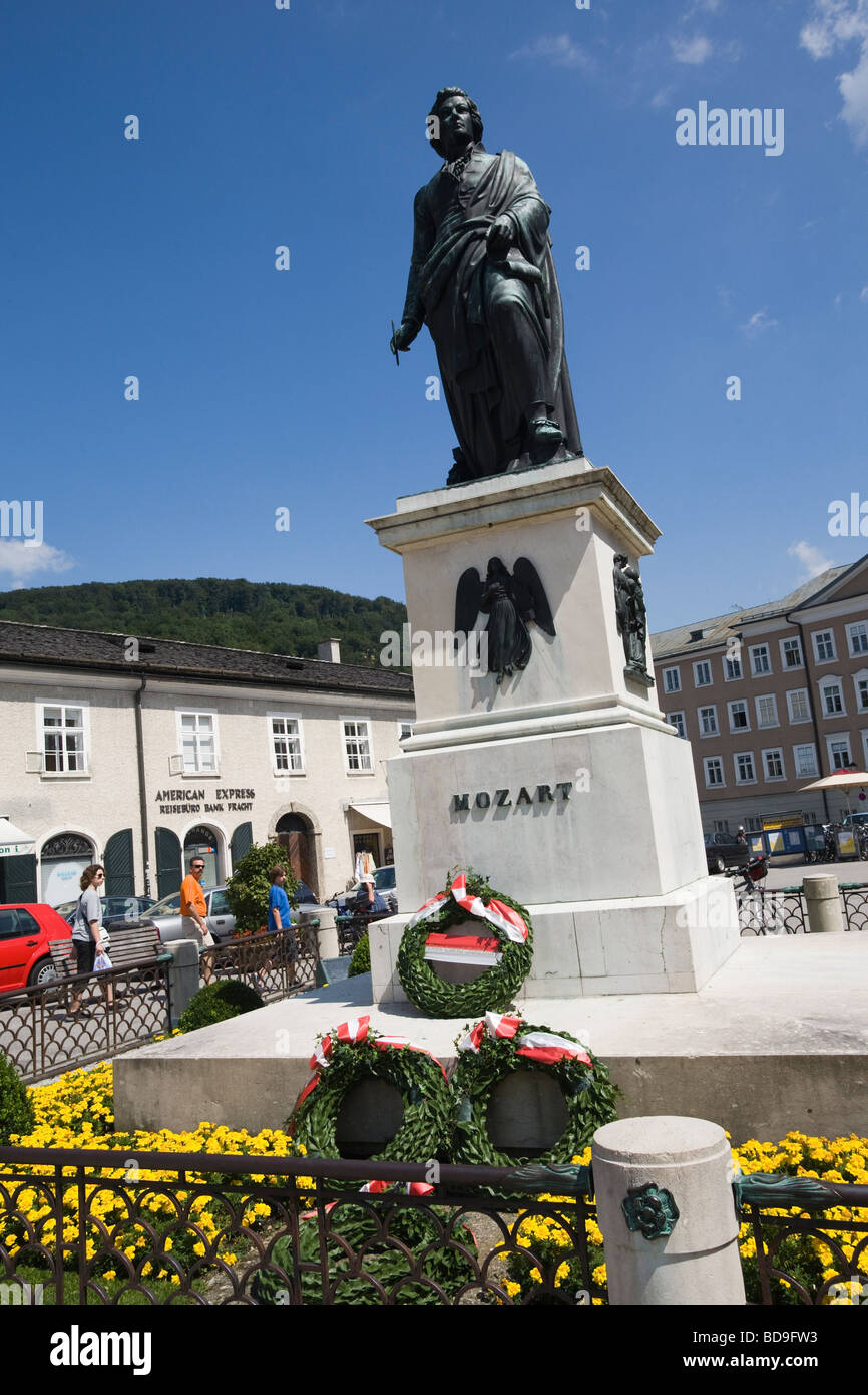 Mozart statue in Mozartplatz (Mozart Square), Salzburg Austria EU Stock Photo