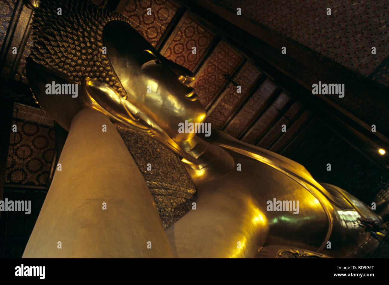 The massive reclining gold Buddha in Wat Pho in Bangkok Stock Photo - Alamy