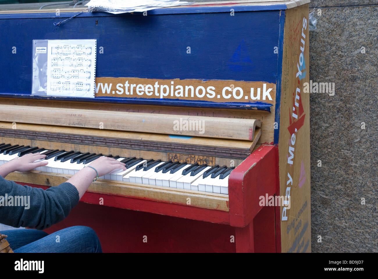 Street piano hires stock photography and images Alamy