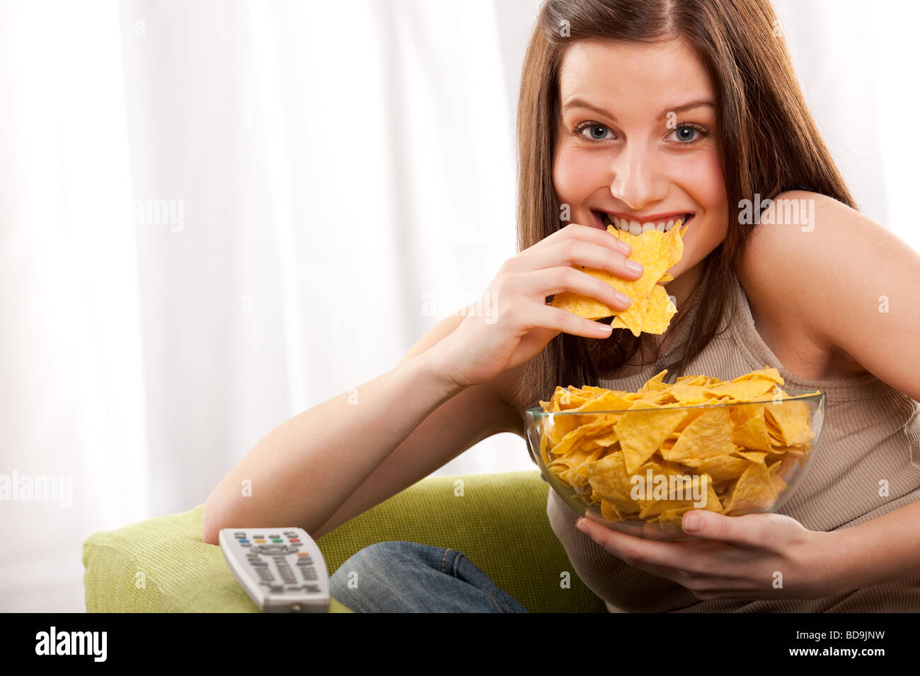 девушка с чипсами. где едят чипсы. девушка с мармеладом. ест чипсы. перекус на ходу.