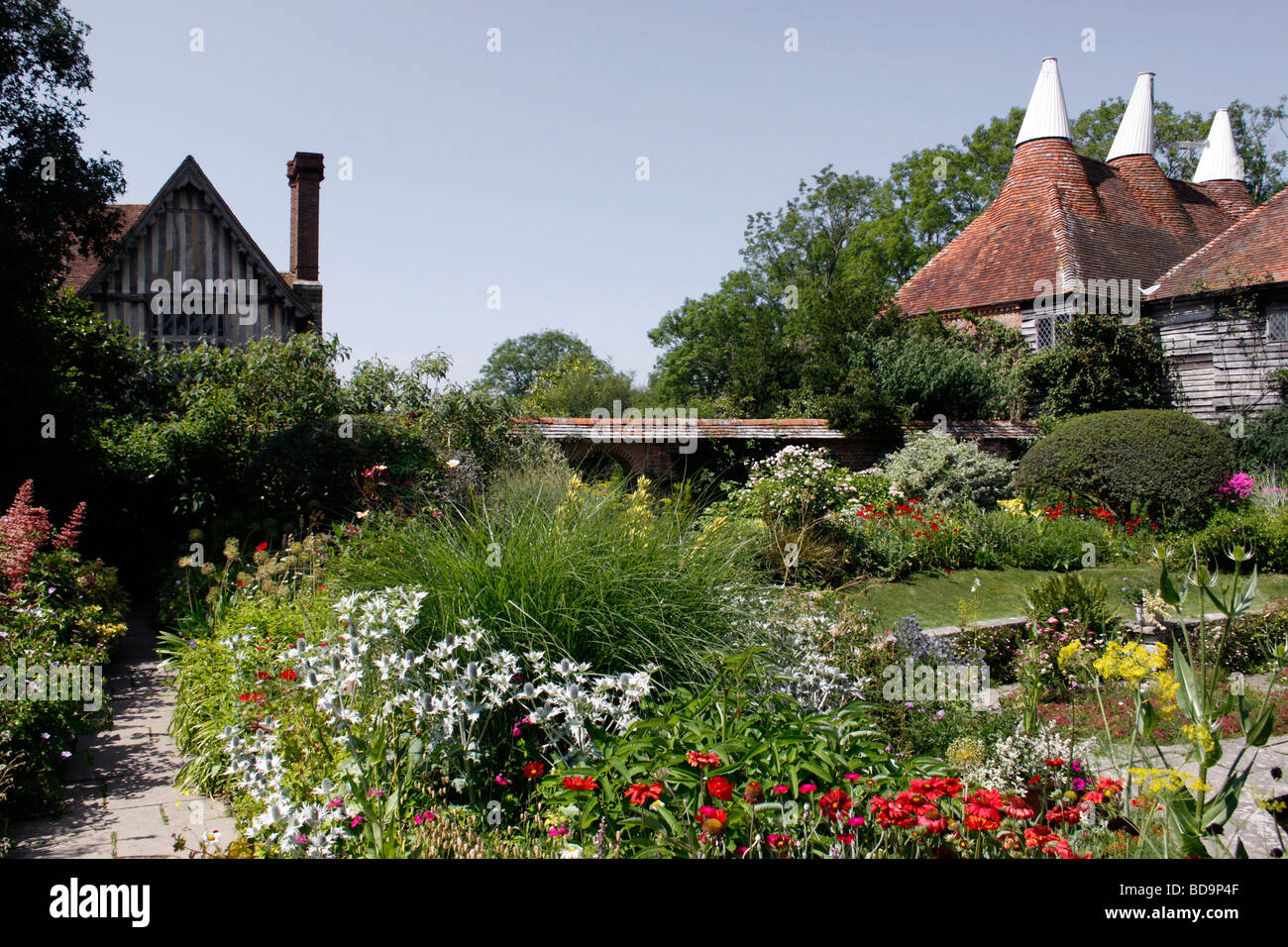 A COLOURFUL ENGLISH COUNTRY GARDEN IN SUMMER Stock Photo - Alamy