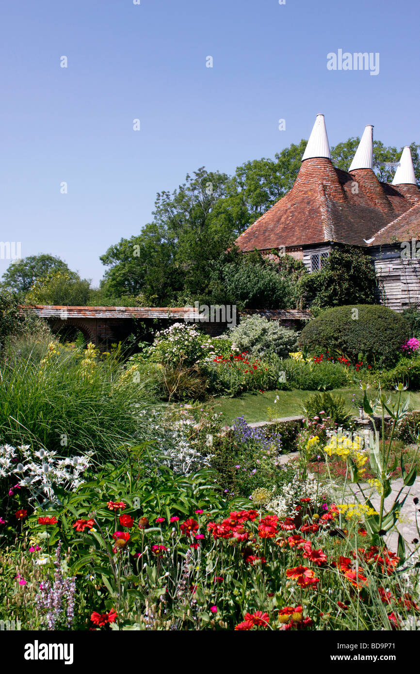 A COLOURFUL ENGLISH COUNTRY GARDEN IN SUMMER Stock Photo - Alamy