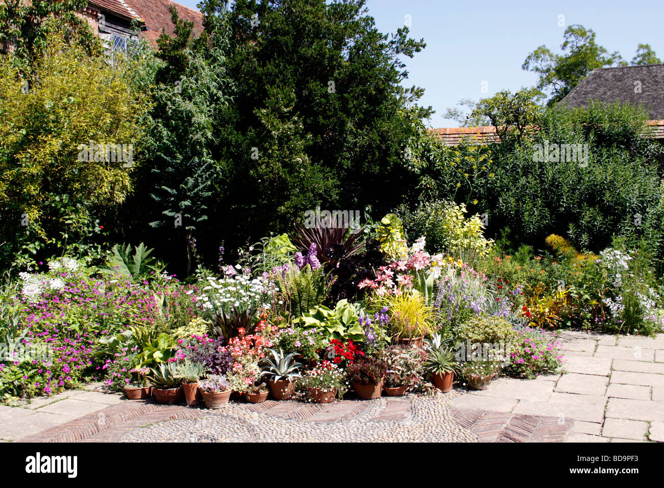 SUMMER BORDER IN AN ENGLISH COUNTRY GARDEN Stock Photo - Alamy