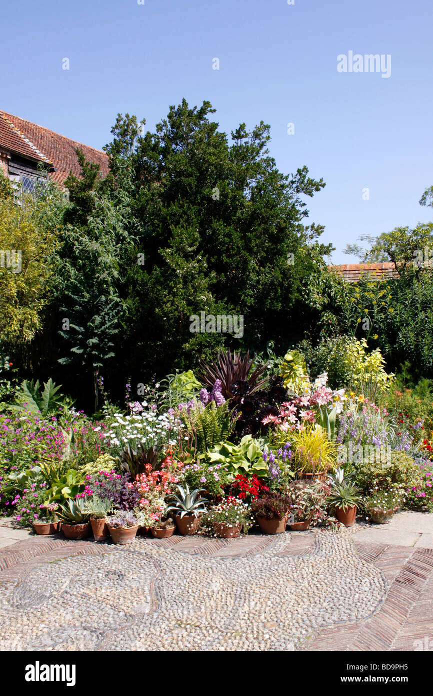 SUMMER BORDER IN AN ENGLISH COUNTRY GARDEN Stock Photo - Alamy