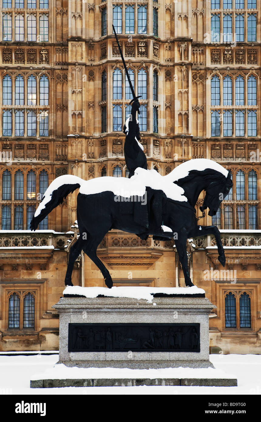 Snow on statue of Richard The Lionheart in front of Houses of Parliament London England Stock Photo