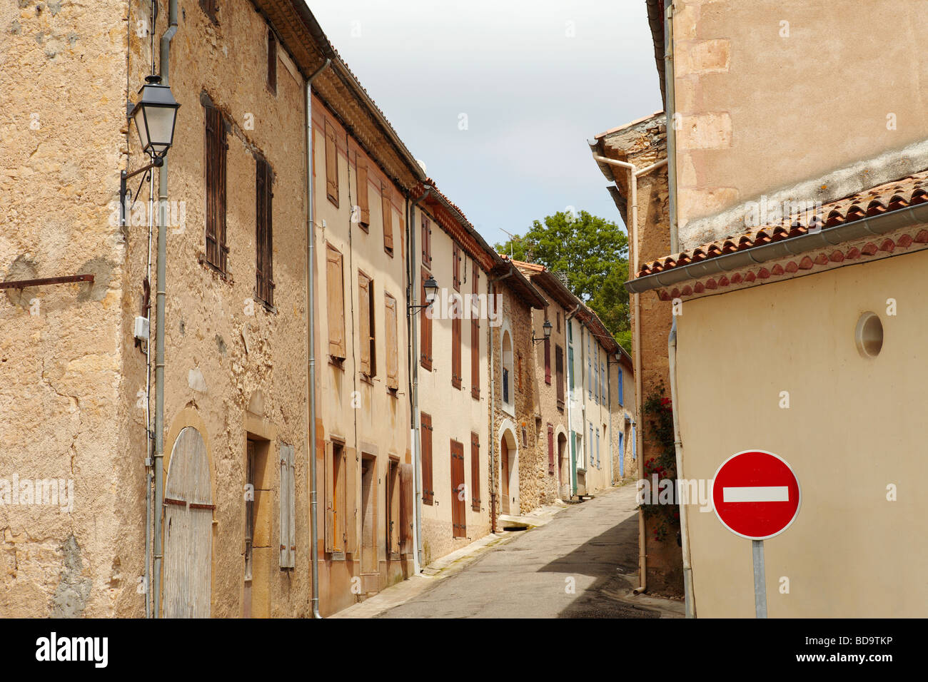 French village street scene hi-res stock photography and images - Alamy