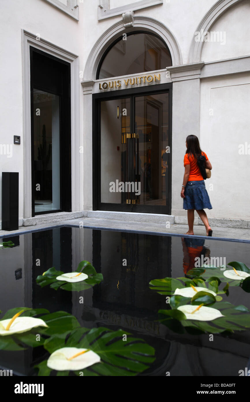 Louis Vuitton in via Montenapoleone, Milan, italy Stock Photo: 25420860 - Alamy