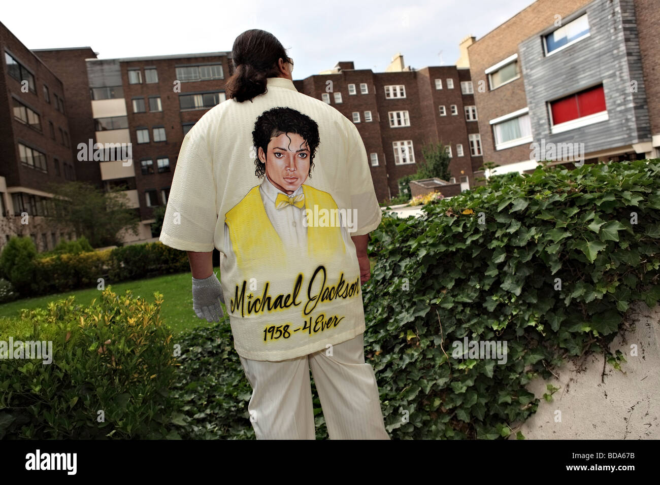 Michael Jackson's fan poses with customized shirt within a UK courtyard. Stock Photo