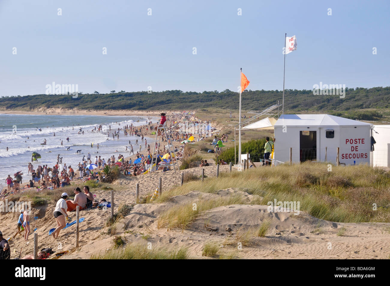 General view of a supervised beach. First aid station, lifeguard swimmer on his chair. Orange flag: dangerous swimming. Oléron, France Stock Photo