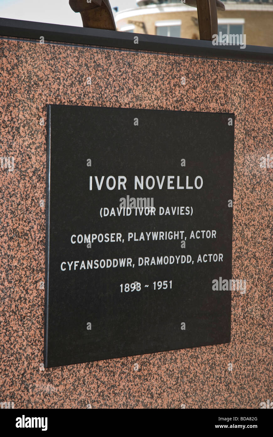 Statue of Ivor Novello overlooking the Oval Basin Cardiff Bay Stock Photo