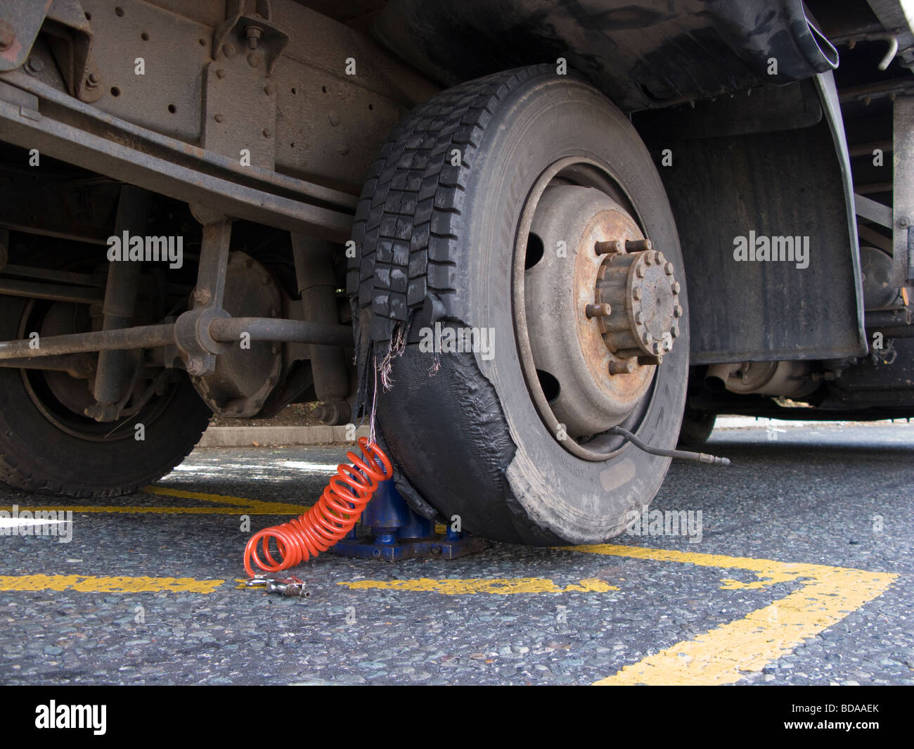changing tyre on lorry Stock Photo Alamy