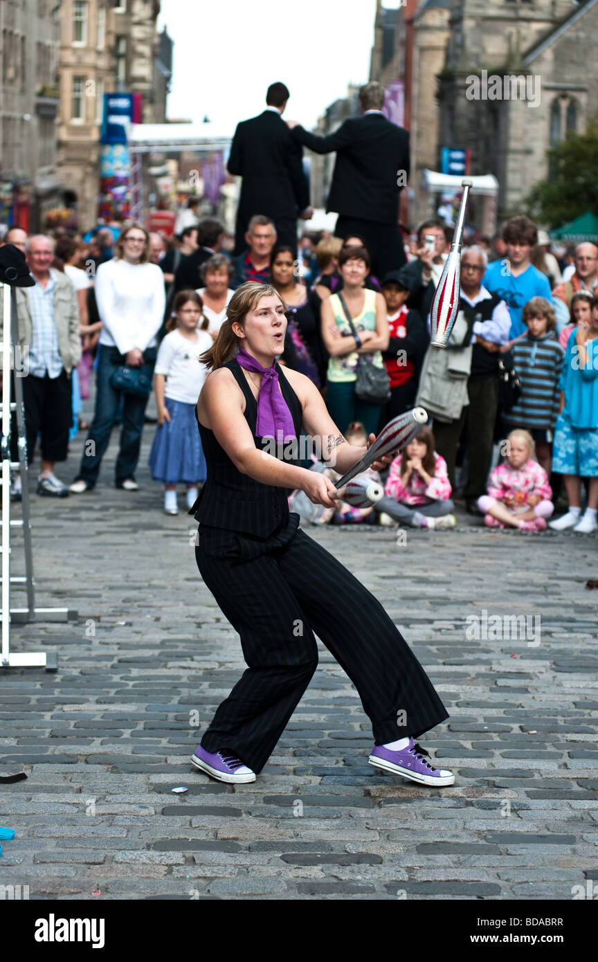 Fringe Festival performer in the Royal Mile Edinburgh Stock Photo - Alamy