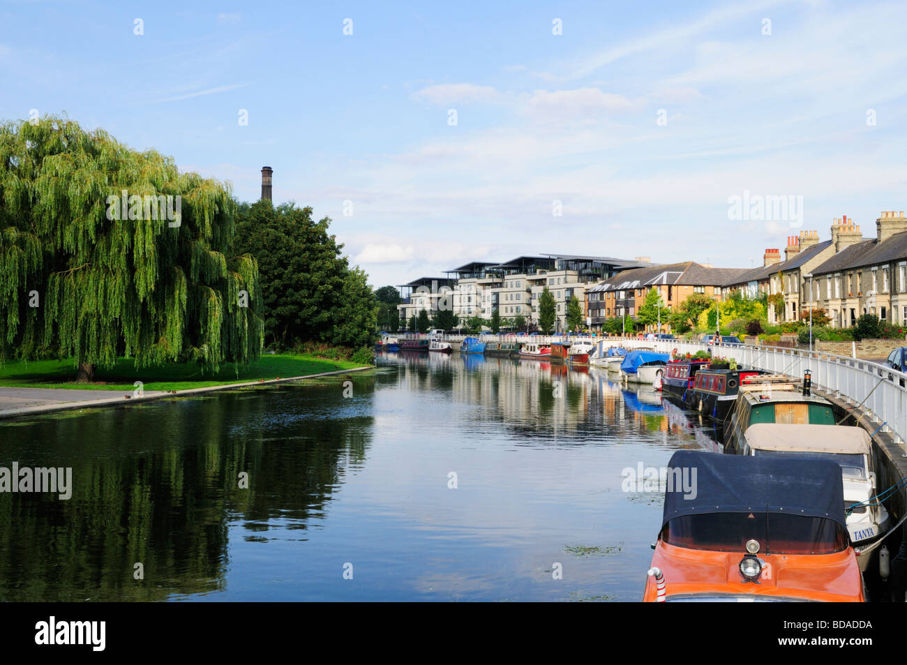 Houseboats and apartments along Riverside by River Cam, Cambridge England UK Stock Photo