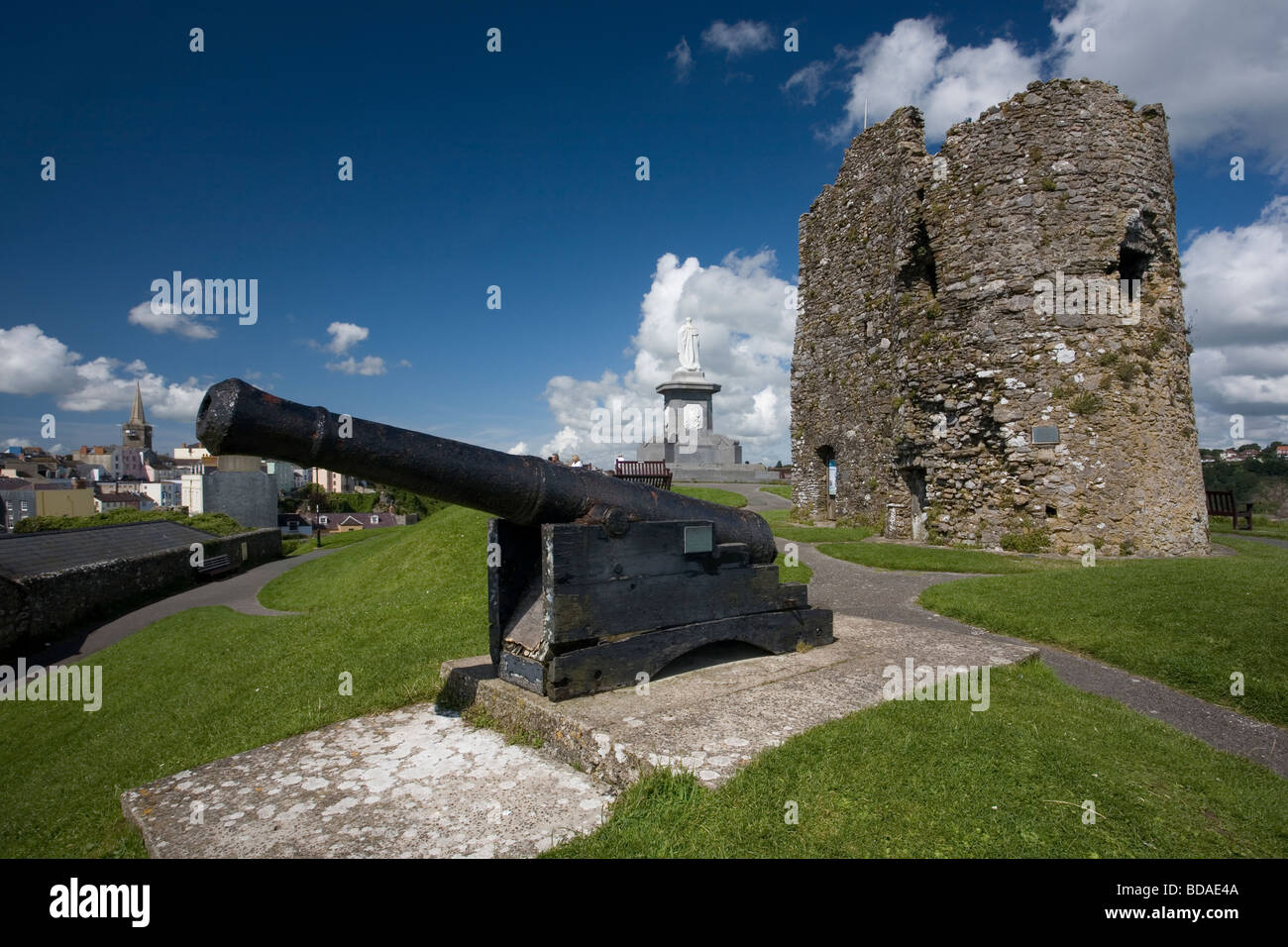 The crumbling ruins of Tenby Castle and one of several guns placed to defend the town from invaders, Castle Hill, Tenby Stock Photo
