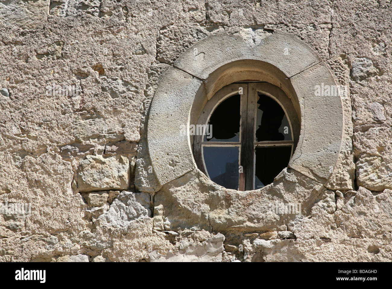 Oval window in old stone wall Stock Photo - Alamy