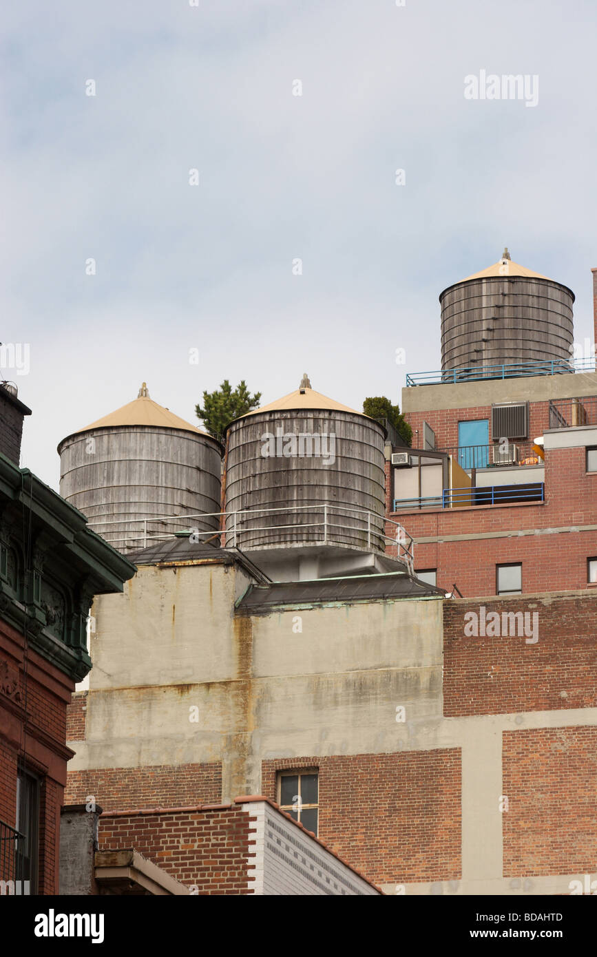 Nyc rooftop water tanks hires stock photography and images Alamy