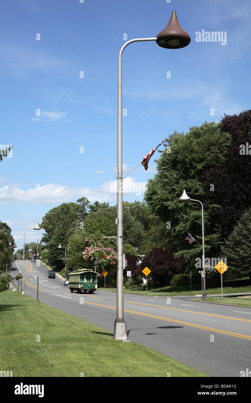 East Chocolate Avenue in Hershey PA from side of road Stock Photo Alamy