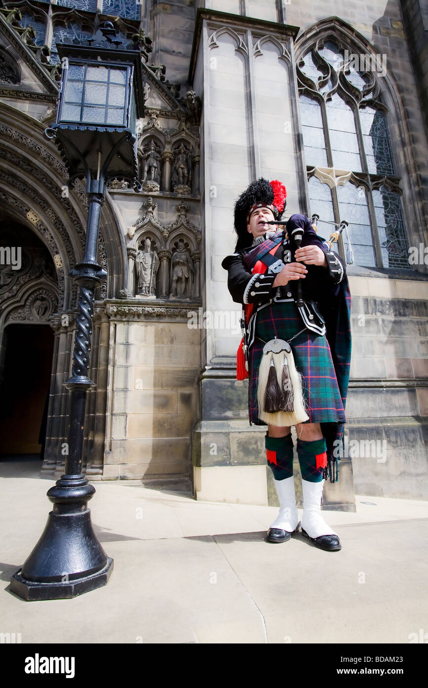 Scottish piper in full dress hi-res stock photography and images