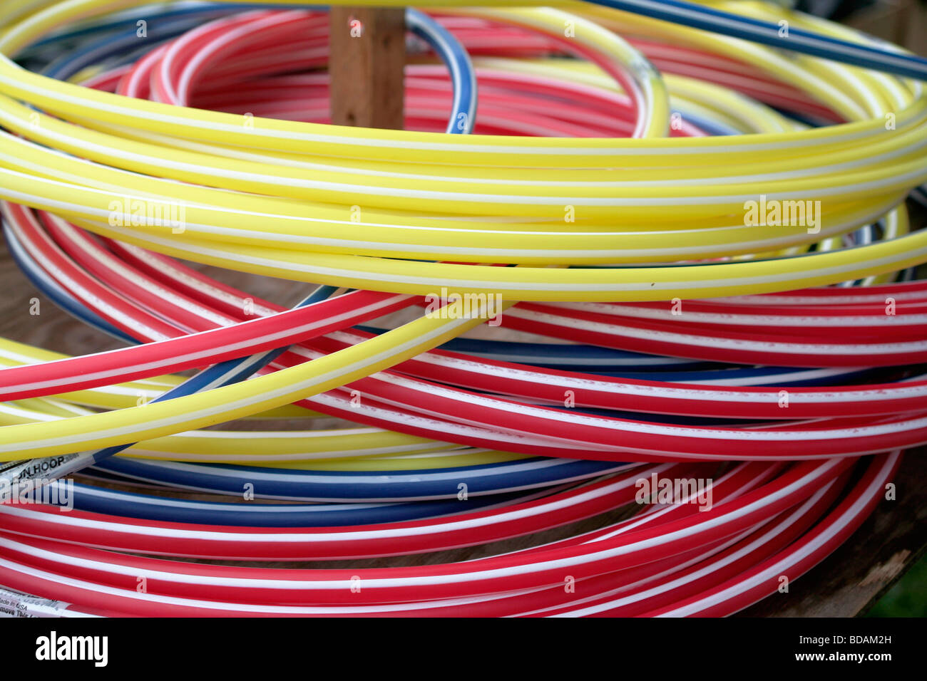 Joven indio niña jugando con hula hoop toy sobre fondo blanco - mr#736m -  rmm 151210 Fotografía de stock - Alamy