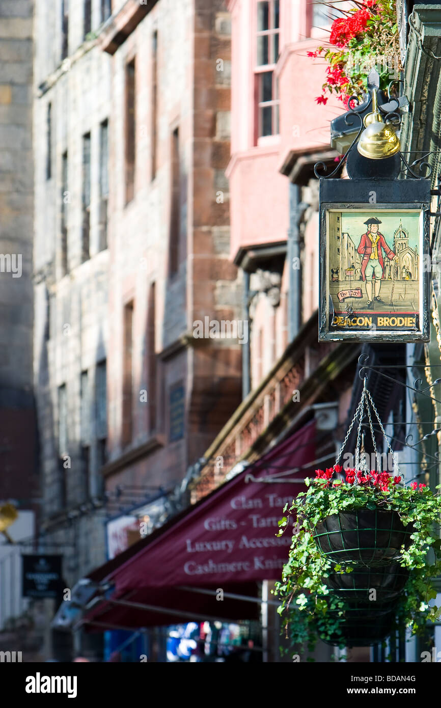 WIndow boxes and the sign for Deacon Brodie's bar in Edinburgh's Royal Mile Stock Photo Alamy