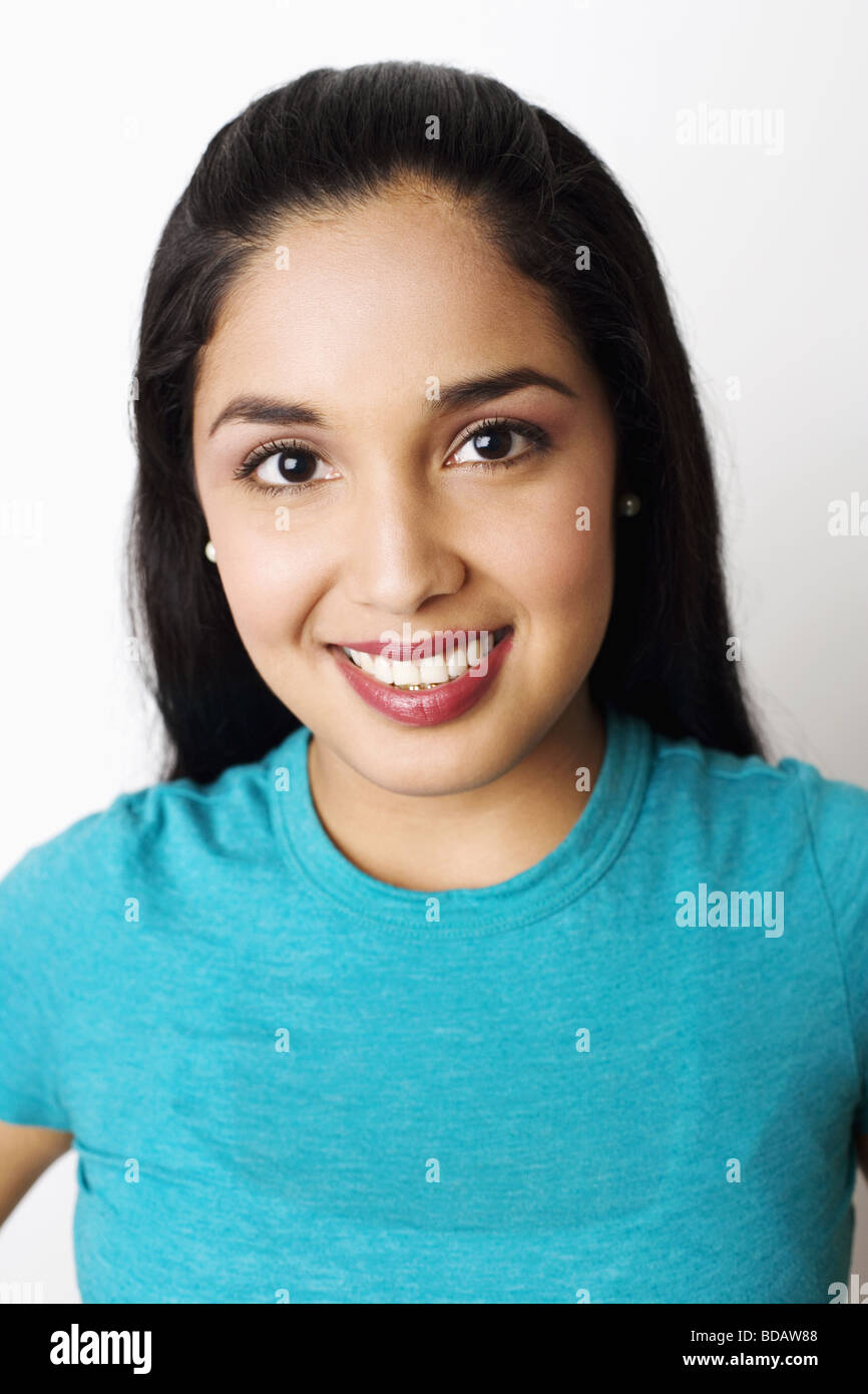 Portrait of a young woman smiling Stock Photo - Alamy