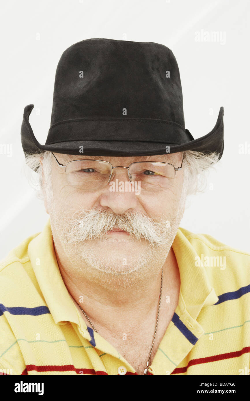 Portrait of a mature man wearing a cowboy hat Stock Photo - Alamy