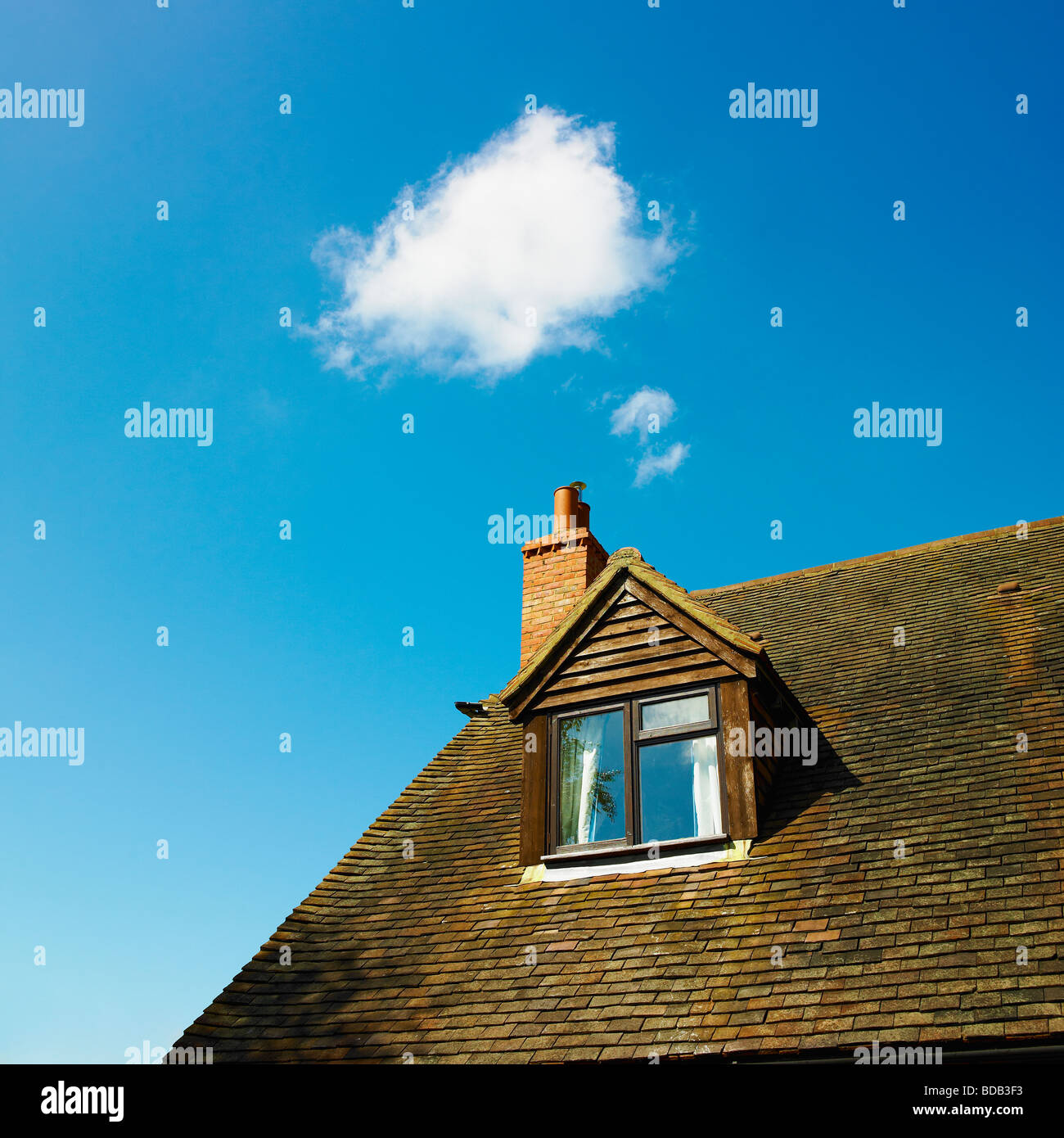 House with cloud and blue sky - cloud computing - home office - thinking house - think house - house thinking - thought bubble Stock Photo