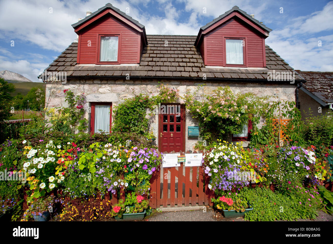 Scottish house in Kinlochewe with a beautiful garden Stock Photo Alamy