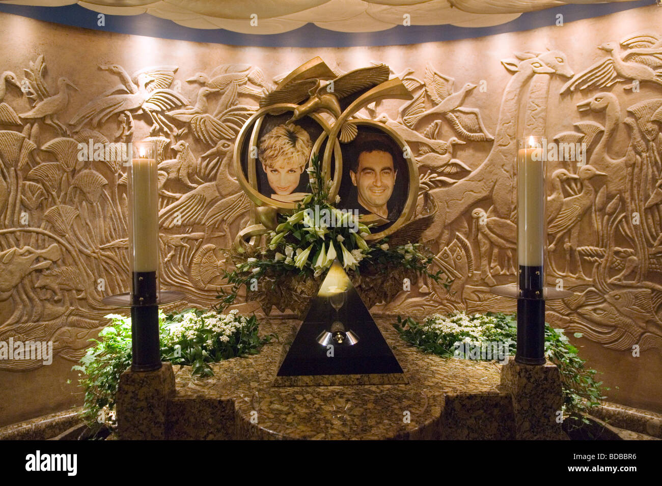 Harrods Department store The Diana Princess of Wales and Dodi Al Fayad  Memorial The ring is glass pyramid 1998 1990s HOMER SYKES Stock Photo -  Alamy