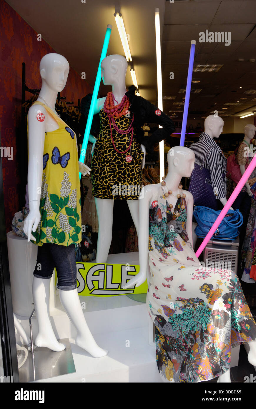 Shop window mannequins hi-res stock photography and images - Alamy