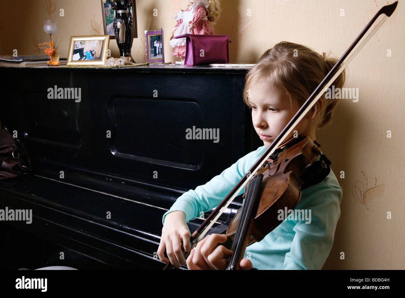 young girl playing violin at home Stock Photo - Alamy