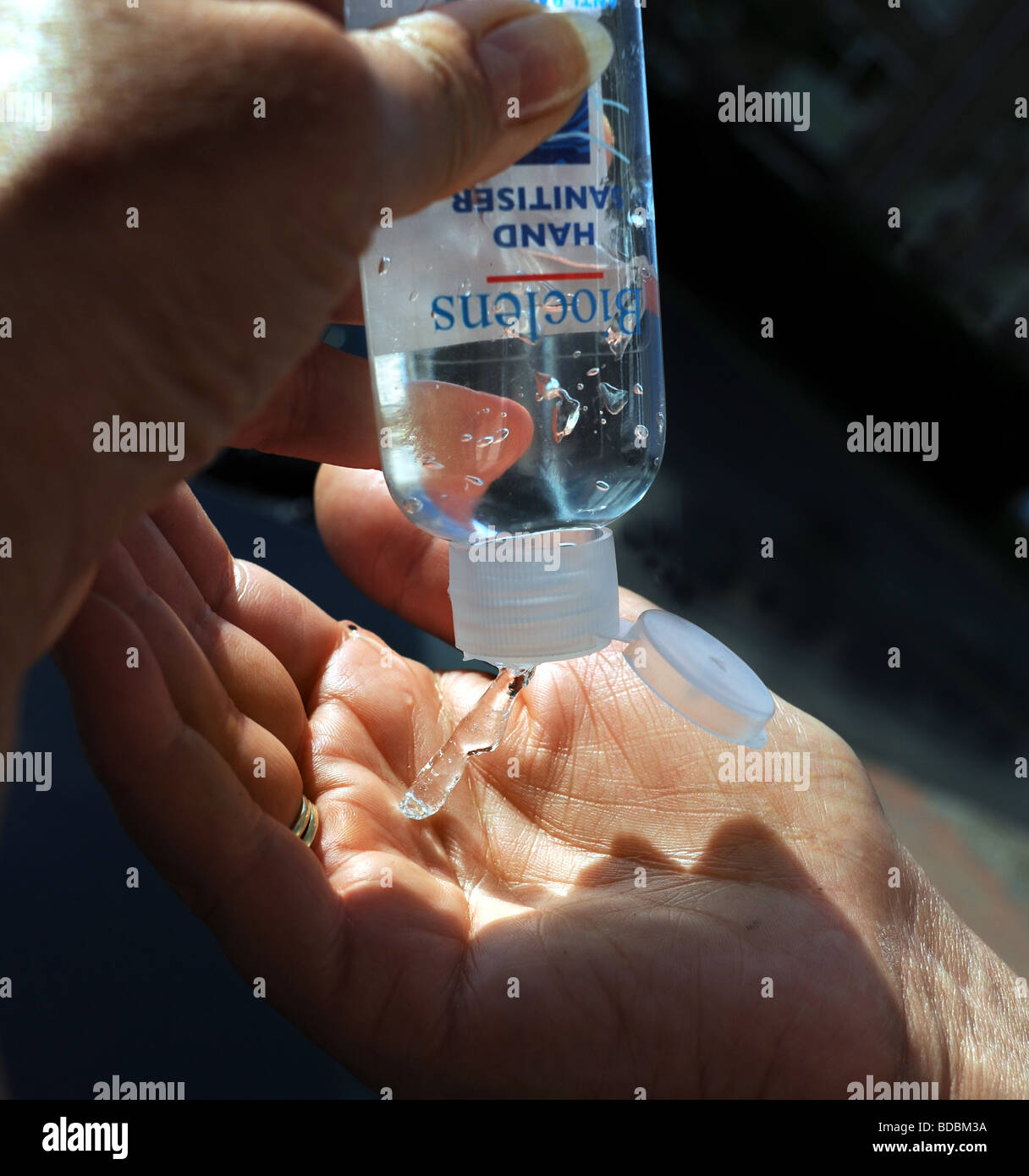 Hand sanitiser hires stock photography and images Alamy