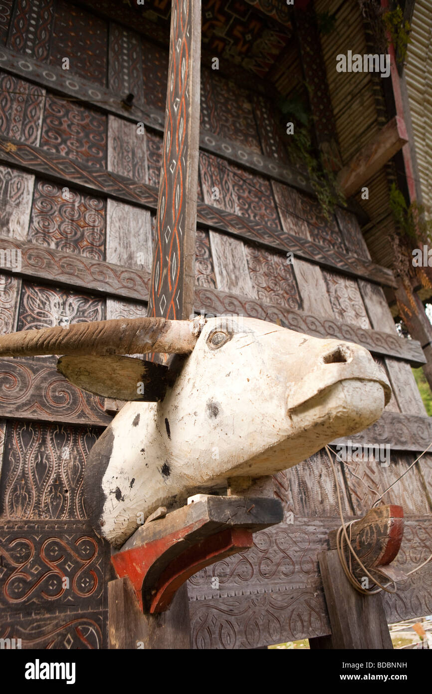 Indonesia Sulawesi Tana Toraja Lemo traditional tongkonan house carved buffalo head decoration Stock Photo