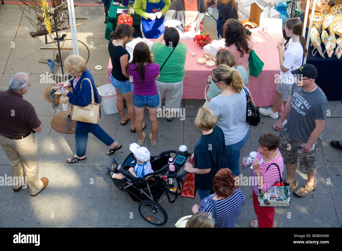 People browse the Saturday farmers market in Boise Idaho USA  Stock Photo