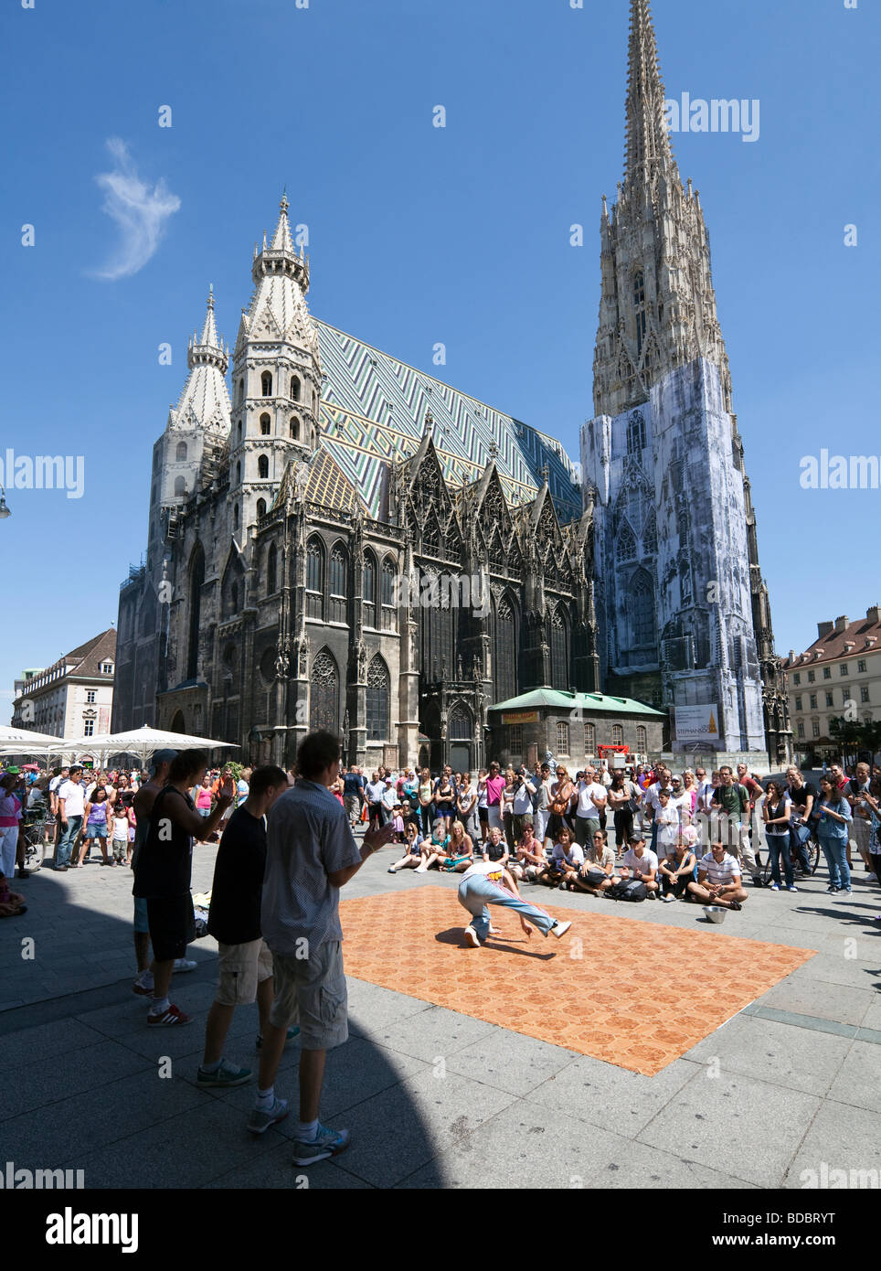 hip hop dancers performing in front of St. Stephen's Cathedral, Stephansdom, Stephansplatz, Vienna, Austria Stock Photo