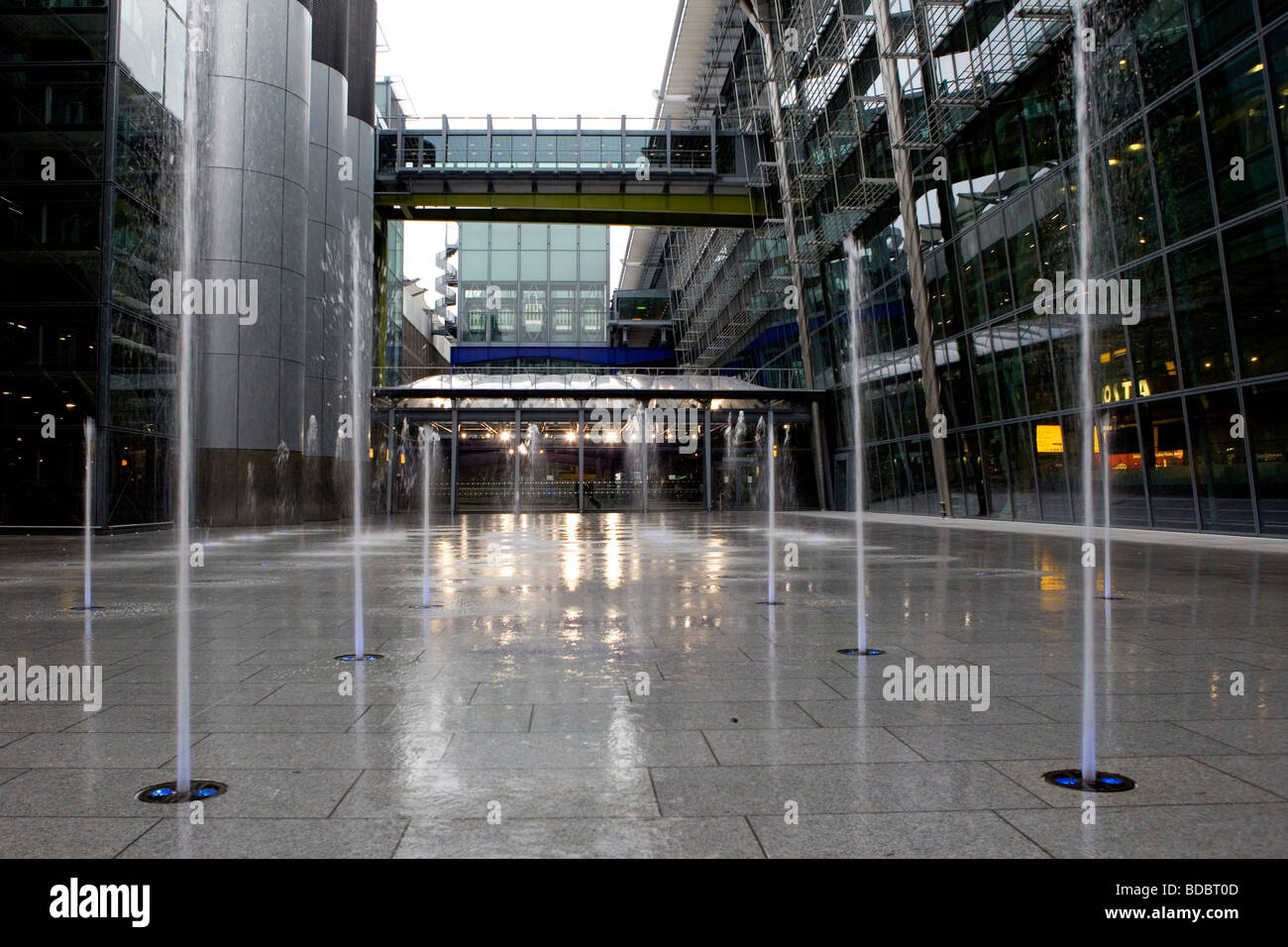 Heathrow fountain hires stock photography and images Alamy