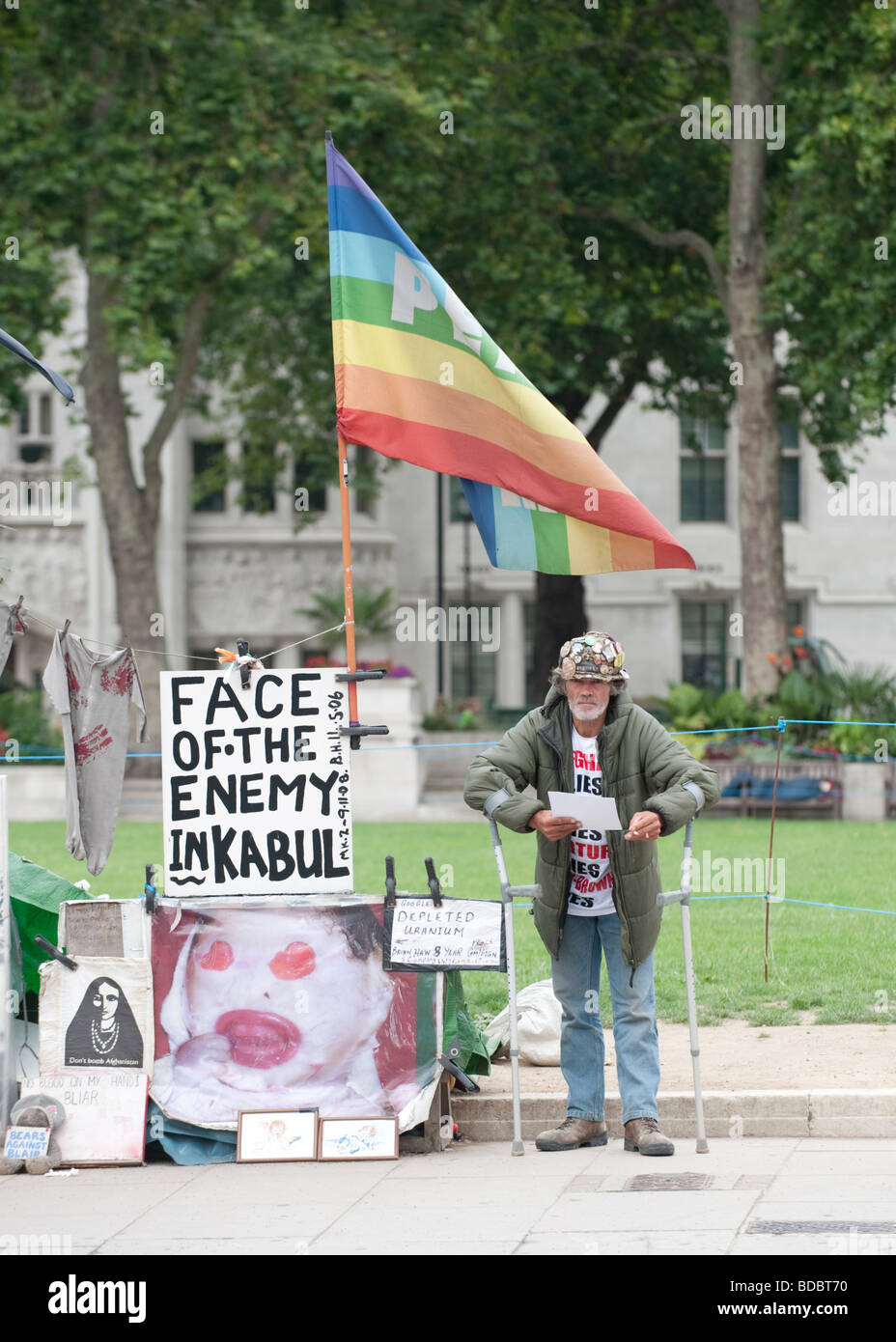 Brian Haw protesting against the Iraq and Afghanistan Wars in Parliament Square, London, UK Stock Photo
